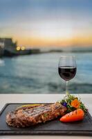 lugar de cena romántica con idílica vista panorámica del mar mediterráneo foto