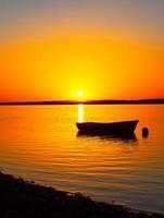 barco en el mar con hermosa puesta de sol