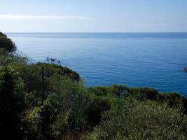 vistas al mar en la costa brava catalana, españa foto