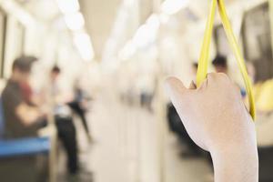 viaje de pasajeros en tren subterráneo en tailandia - personas y concepto de transporte público foto