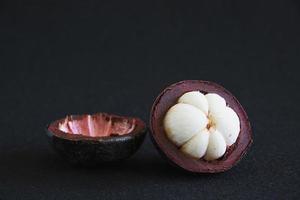 frutas populares tailandesas de mangostán: una fruta tropical con segmentos de pulpa blanca dulce y jugosa dentro de una corteza gruesa de color marrón rojizo. foto