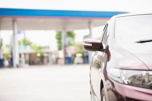 estacionamiento de automóviles en la estación de combustible de gas - concepto de transporte de energía del automóvil