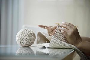 manos de mujer haciendo trabajo de tejer en casa - personas con concepto de trabajo diy en casa foto