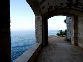 camino costero en la costa brava catalana, españa foto