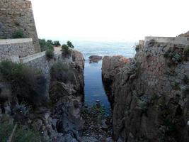 pequeñas calas de la costa brava cerca de la carretera de la costa foto