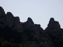 perfil de las montañas de montserrat, al norte de la ciudad de barcelona. foto