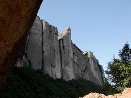 vistas de la montaña de montserrat al norte de la ciudad de barcelona. foto