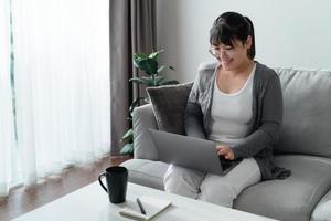 mujer que usa una computadora portátil que trabaja en la oficina en casa o en el lugar de trabajo. foto