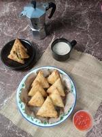 comida tradicional indonesia con pan y salsa llamada samosa foto