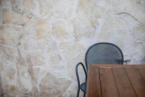 pared de piedra de mesa al aire libre foto