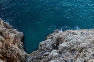 acantilados de roca océano mar foto