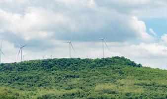 energía eólica. energía eólica. energía sostenible y renovable. aerogeneradores generan electricidad. granja de molinos de viento en una montaña con cielo azul. Tecnología verde. recurso renovable. desarrollo sostenible. foto