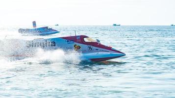 chonburi, tailandia, 25 de noviembre de 2017 barco f1 en bangsaen power boat 2017 en la playa de bangsaen en tailandia foto