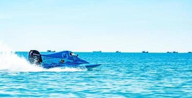 chonburi, tailandia, 26 de noviembre de 2017 barco f3 con hermoso cielo y mar en bangsaen power boat 2017 en bangsaen beach en tailandia foto