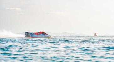 chonburi, tailandia, 26 de noviembre de 2017 barco f3 con hermoso cielo y mar en bangsaen power boat 2017 en bangsaen beach en tailandia foto