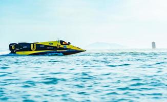 chonburi, tailandia, 25 de noviembre de 2017 barco f1 con hermoso cielo y mar en bangsaen power boat 2017 en bangsaen beach en tailandia foto