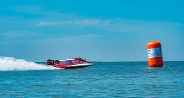 chonburi, tailandia, 25 de noviembre de 2017 barco f1 con hermoso cielo y mar en bangsaen power boat 2017 en bangsaen beach en tailandia foto