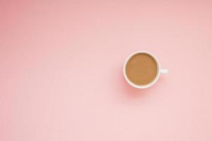 taza de café con leche sobre fondo rosa foto