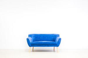 concepto mínimo de interior vivo con sofá azul foto