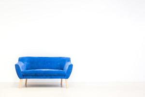 concepto mínimo de interior vivo con sofá azul foto