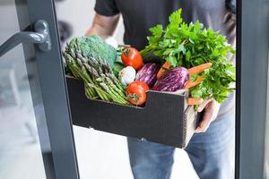 entrega de verduras y hortalizas orgánicas frescas foto