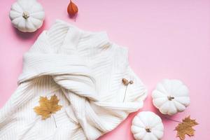 composición de otoño con suéter blanco y calabazas foto