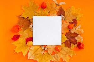 maqueta de postal de otoño con hojas de otoño foto