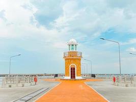 panorama de la atmósfera matutina, faro del mercado de ang sila, el centro de mariscos de chonburi para turistas. provincia de chonburi tailandia foto