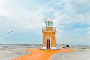 panorama de la atmósfera matutina, faro del mercado de ang sila, el centro de mariscos de chonburi para turistas. provincia de chonburi tailandia foto