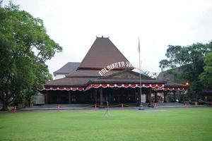 solo, indonesia, 2022 - oficina de alcaldes solo, centro de la ciudad como símbolo de la plaza del pueblo foto