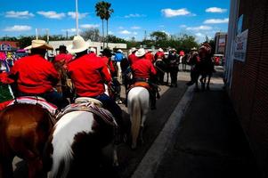 vaqueros a caballo en el desfile de texas foto