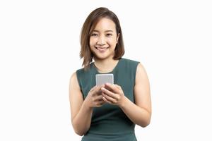 mujer asiática de belleza joven que usa un teléfono inteligente en un fondo aislado blanco foto