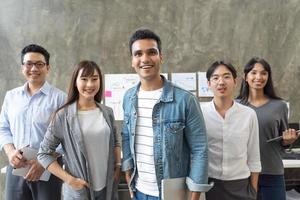 retrato del equipo de negocios creativo asiático. hipster creativo startup jóvenes empresarios en la oficina moderna. foto