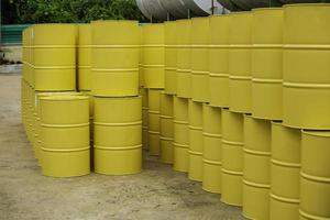 barriles de petróleo amarillos o bidones químicos apilados verticalmente. foto