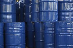 barriles de petróleo verde o símbolo de advertencia bidones químicos verticales