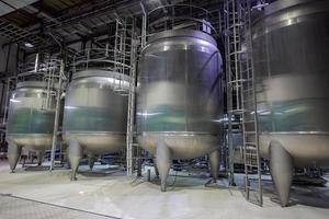 bodega de leche moderna con tanques de acero inoxidable foto