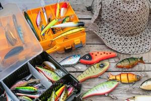 señuelos de pesca y aparejos en forma de peces brillantes. juegos de accesorios para la pesca foto