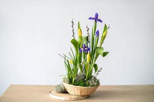 primavera elegante, arreglo floral de pascua de narcisos, colocados sobre la mesa a la luz del día en casa. foto