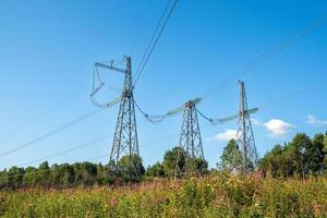 fragmento de línea eléctrica como componente de grandes redes eléctricas y sistema de equipos de potencia. foto