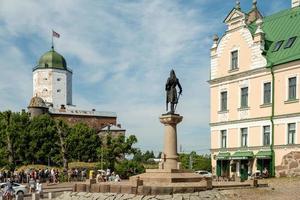 vyborg, región de leningrado, rusia. - 02 de julio de 2002. la plaza histórica de la ciudad con vistas a la fortaleza defensiva medieval foto