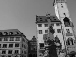 la ciudad de wuerzburg en el río principal foto