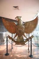 blitar, jawa timur, indonesia, 2022 - estatua de garuda pancasila en indonesia en el museo de la ciudad de blitar foto