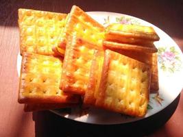 galletitas saladas rellenas de yuca fermentada hechas por la madre, para el desayuno. foto