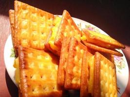 galletas saladas rellenas de yuca fermentada hechas por la madre, para el desayuno. foto