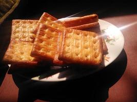 galletas saladas rellenas de yuca fermentada hechas por la madre, para el desayuno. foto