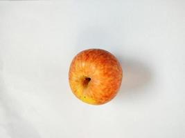 manzanas rojas aisladas sobre fondo blanco. Se sabe que las manzanas son bajas en calorías y contienen una variedad de vitaminas y minerales, como vitamina a, vitamina b6, vitamina c y potasio. foto