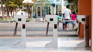 Torniquetes electrónicos frente al parque de diversiones foto