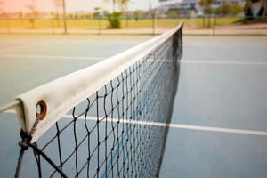 vieja red de tenis en la cancha foto