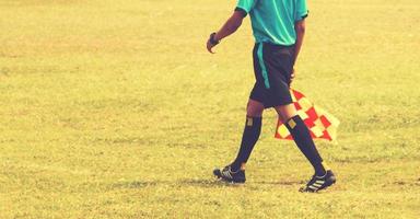 árbitro de fútbol caminando en el campo foto