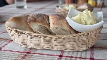 pan con recetas de aperitivos de mantequilla - aperitivo de pan servido antes del plato principal para uso de fondo foto